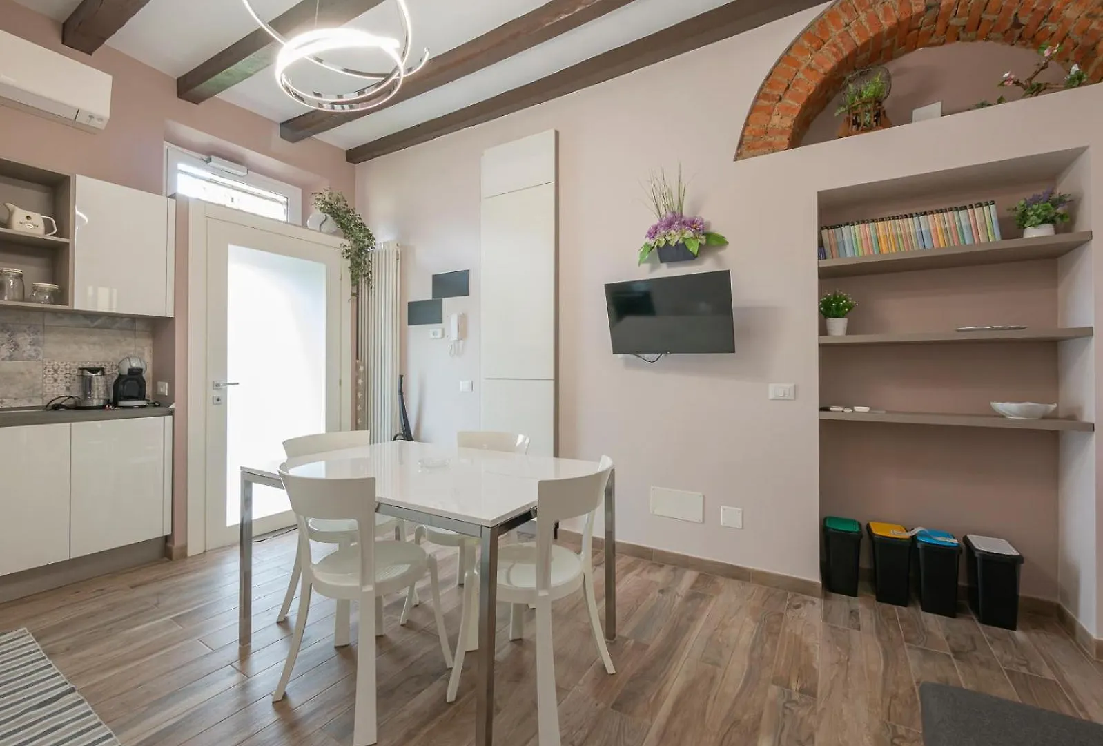 I-Host Apartment - Imbonati 6 밀라노 0*,  이탈리아